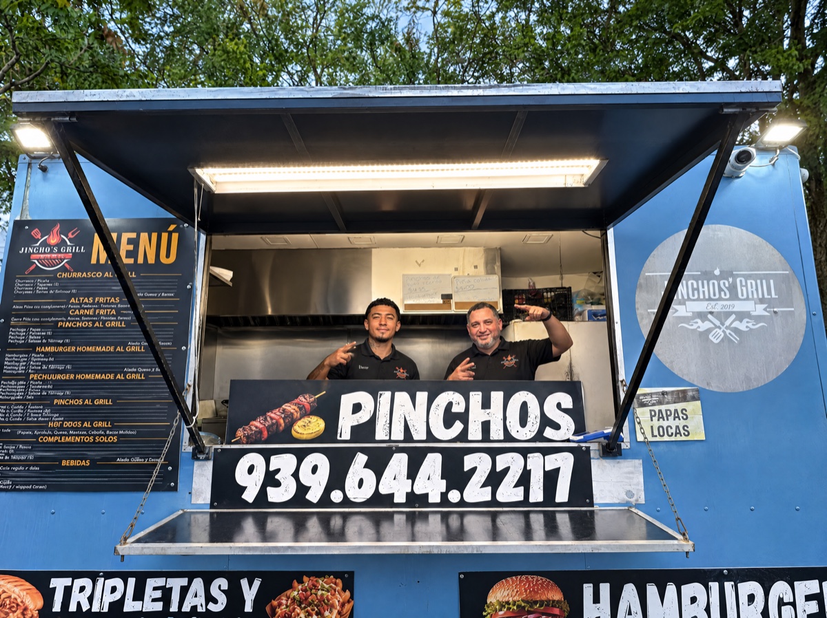 Juan Carlos y Eliezer en la ventanilla de Jincho’s Grill en Dorado